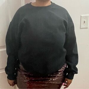 Black crewneck sweatshirt with a relaxed fit #loungewear #oversized